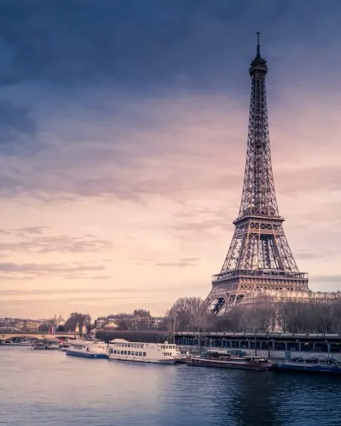 Travel guide for Paris, France