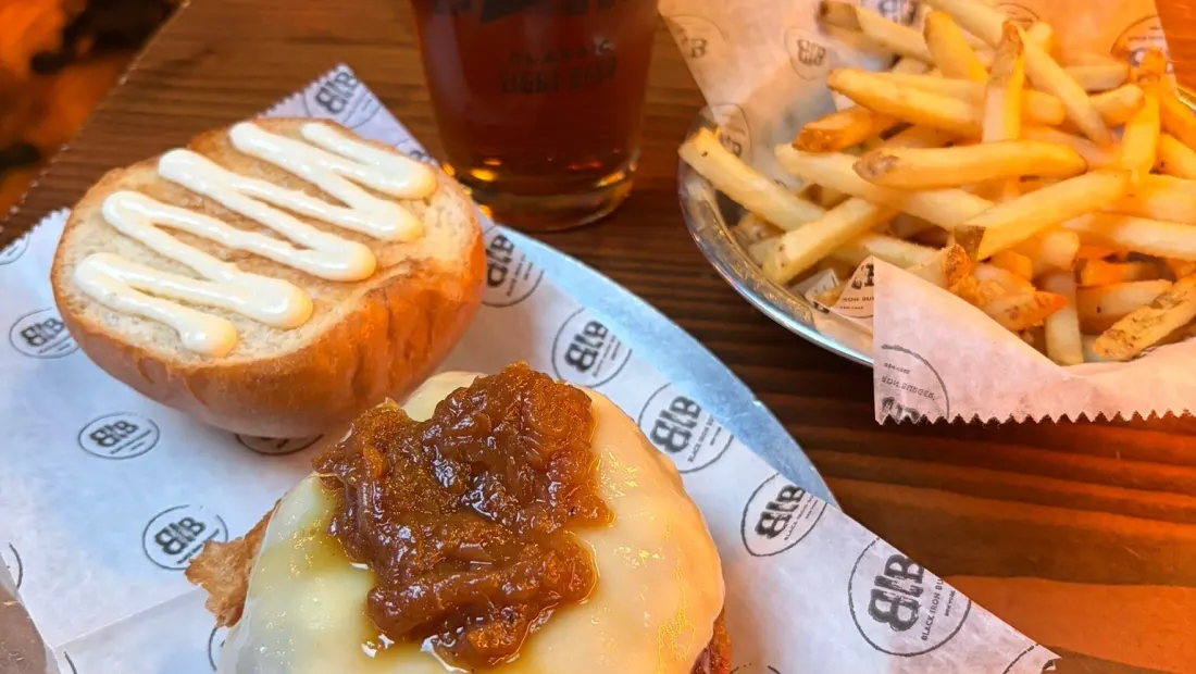 Restaurant in Black Iron Burger in New York