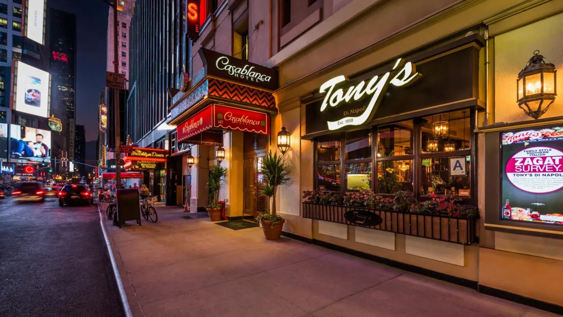 Restaurant in Junior's Restaurant & Cheesecake in New York