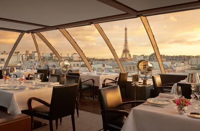 L'Oiseau Blanc Restaurant in Paris