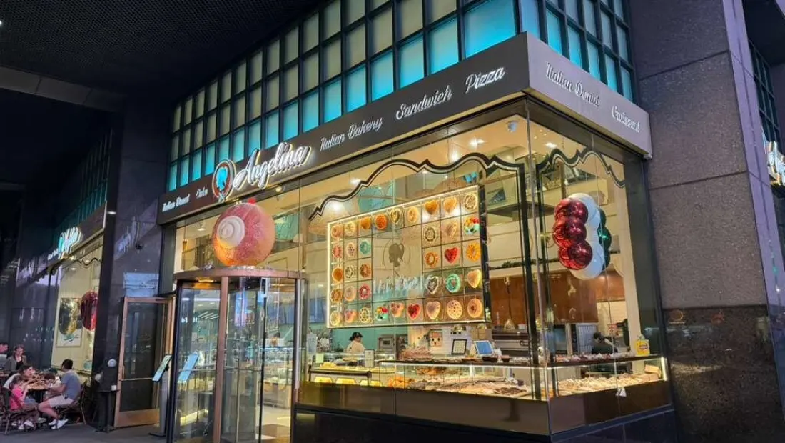 Restaurant in Junior's Restaurant & Cheesecake in New York