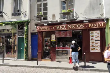 Restaurant in Chez Nicos in Paris