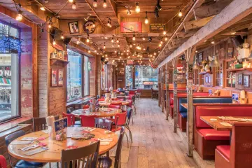 Restaurant in Junior's Restaurant & Cheesecake in New York