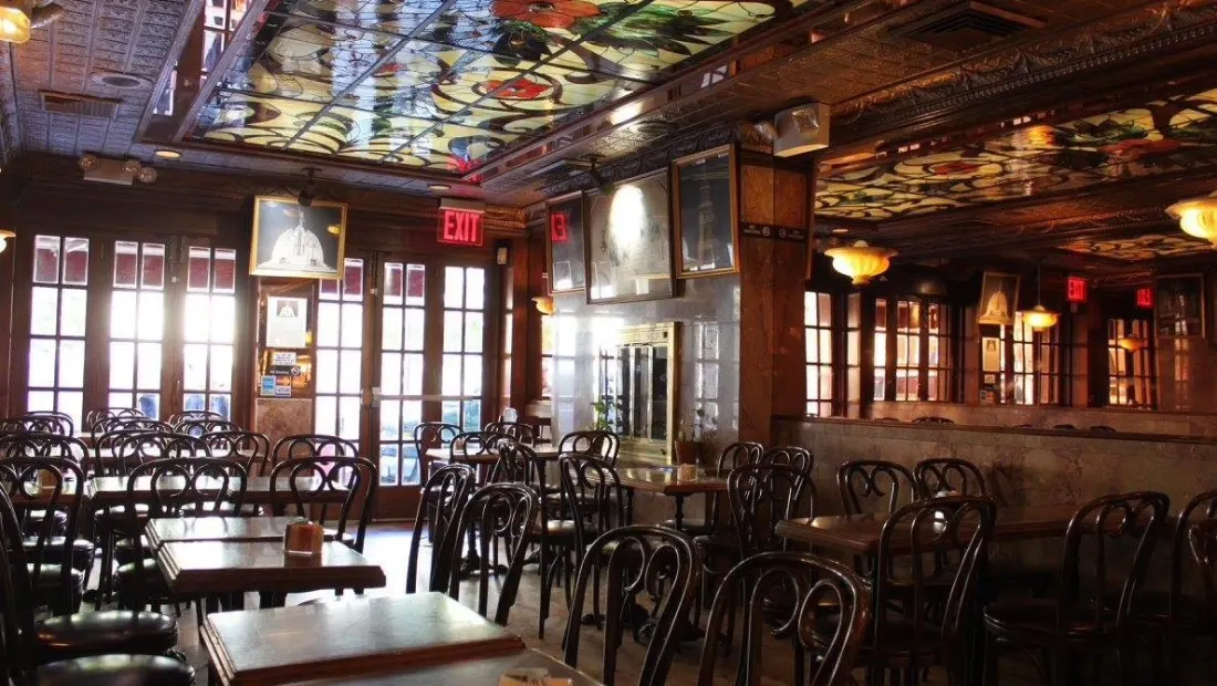 Restaurant in Junior's Restaurant & Cheesecake in New York